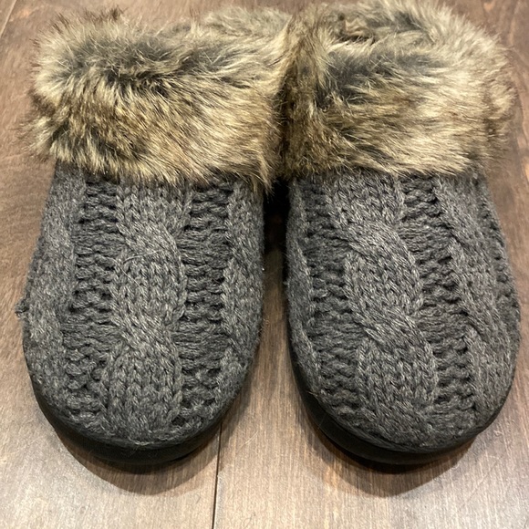 Slippers - Picture 2 of 5